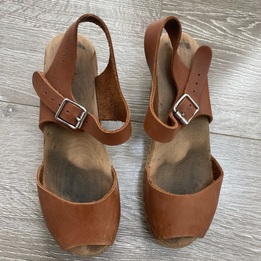 Cape clog tan leather shoes. Real wood / leather. tread is in great condition!